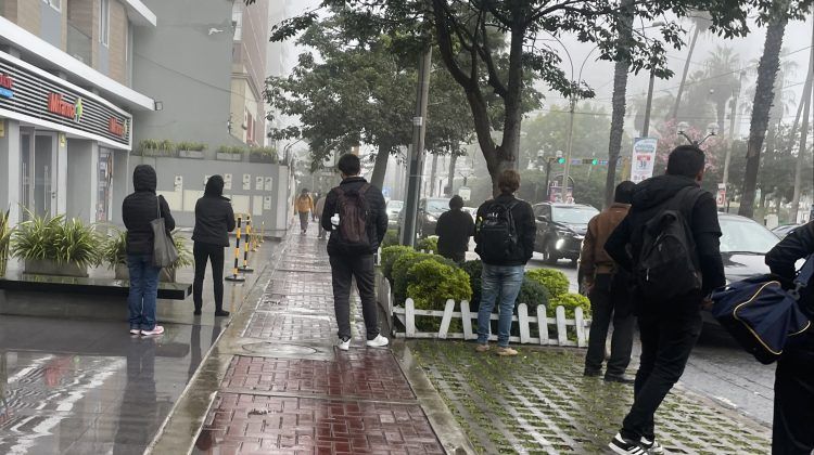 El poder del color negro en el invierno limeño